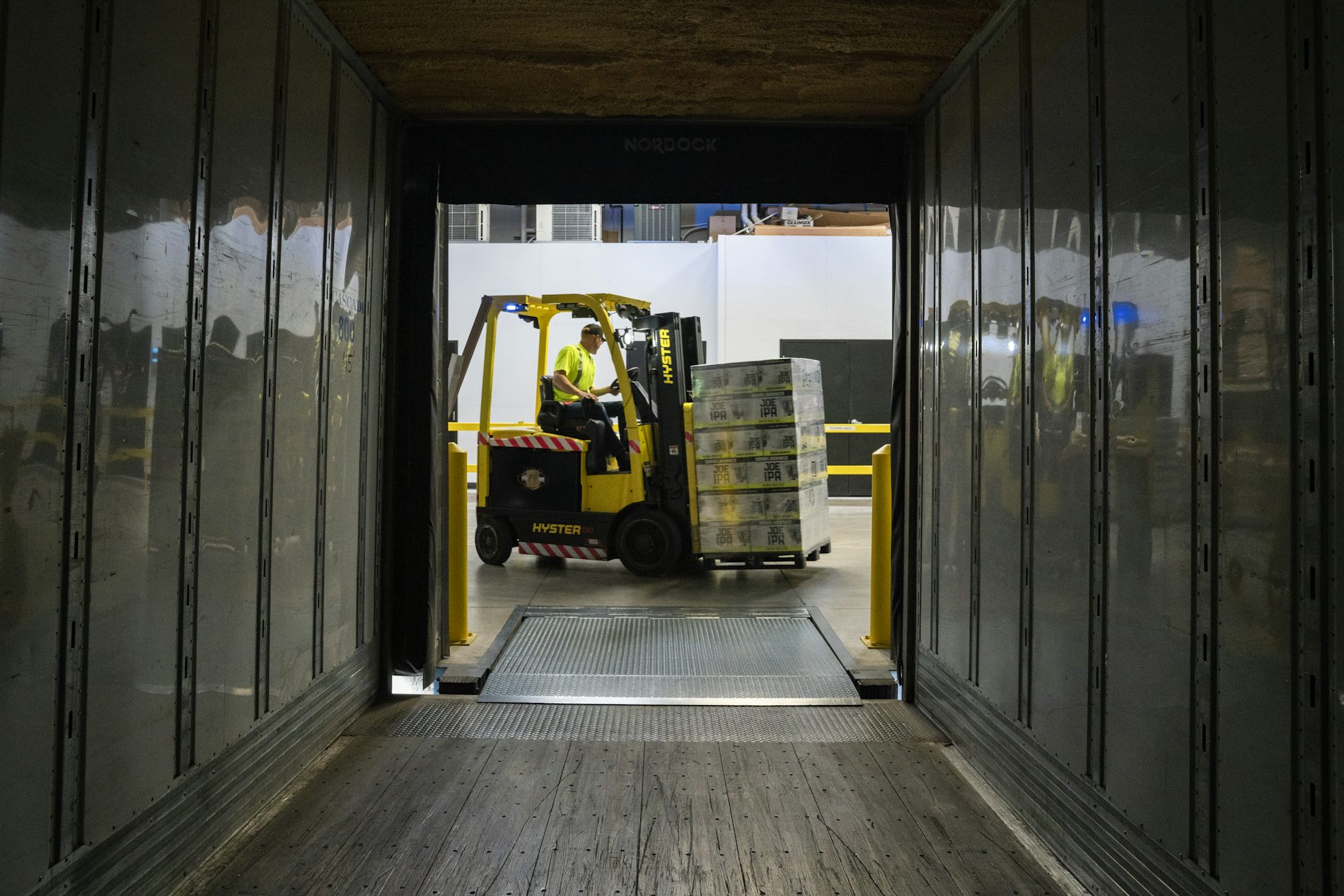 Montacargas entrando a la caja de un tráiler desde el andén